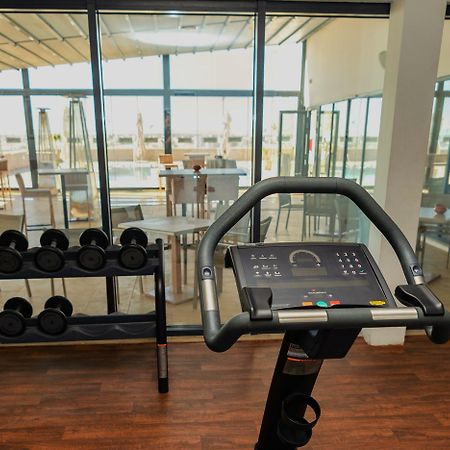 Radisson Hotel Szfaksz Kültér fotó The gym at the hotel