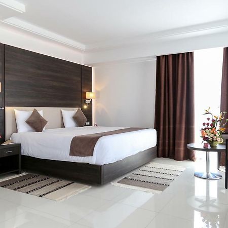 Radisson Hotel Szfaksz Kültér fotó A bedroom at the hotel