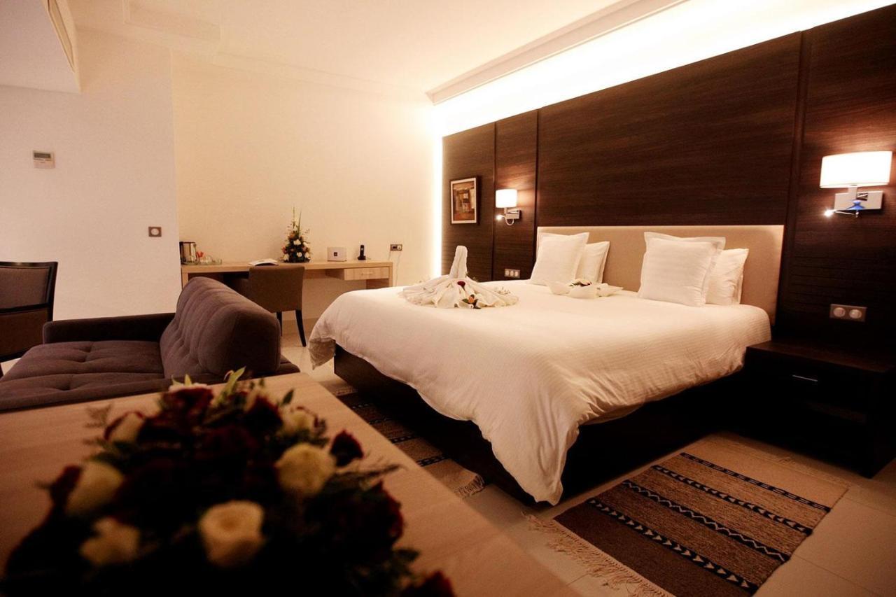 Radisson Hotel Szfaksz Kültér fotó A bedroom at the hotel