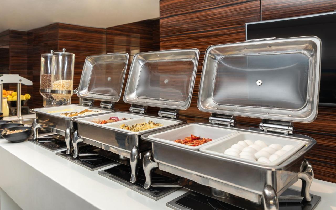 Radisson Hotel Szfaksz Kültér fotó A chafing dish