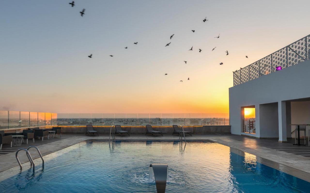 Radisson Hotel Szfaksz Kültér fotó Rooftop pool at the hotel