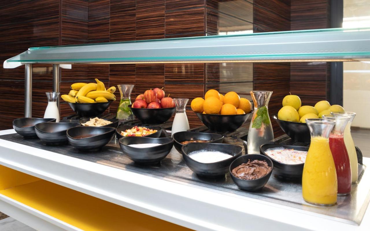 Radisson Hotel Szfaksz Kültér fotó A salad bar