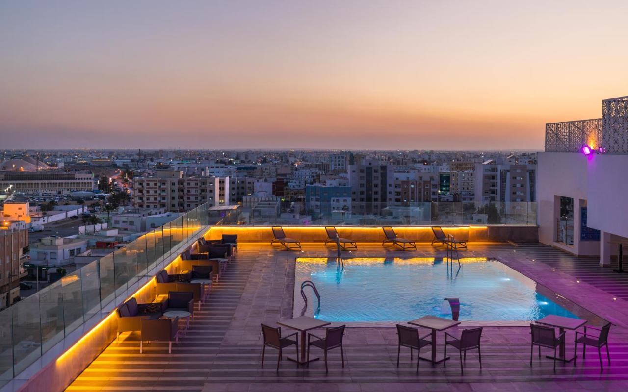 Radisson Hotel Szfaksz Kültér fotó Rooftop pool at the hotel