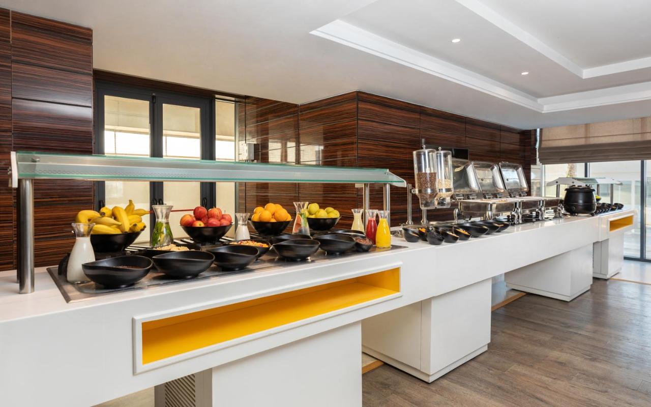 Radisson Hotel Szfaksz Kültér fotó A buffet at a hotel