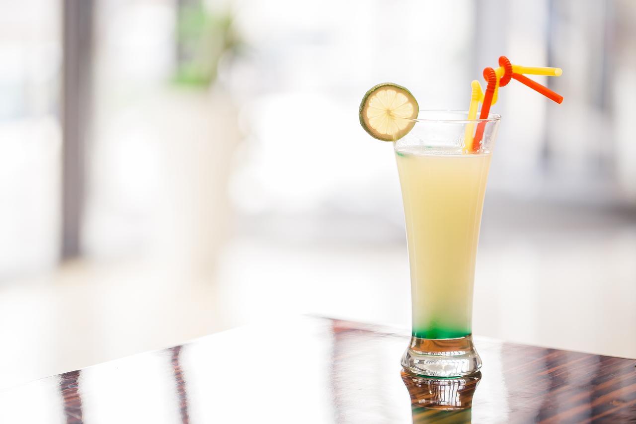 Radisson Hotel Szfaksz Kültér fotó A layered lemonade