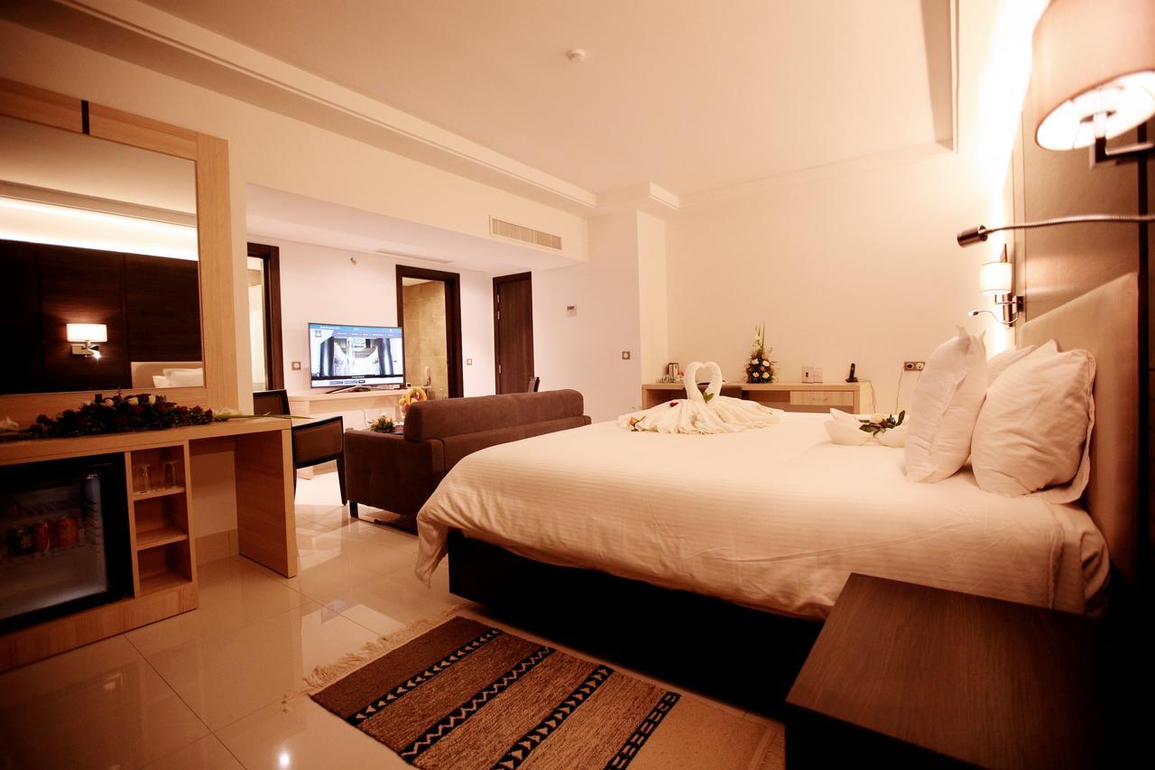 Radisson Hotel Szfaksz Kültér fotó A room at the hotel