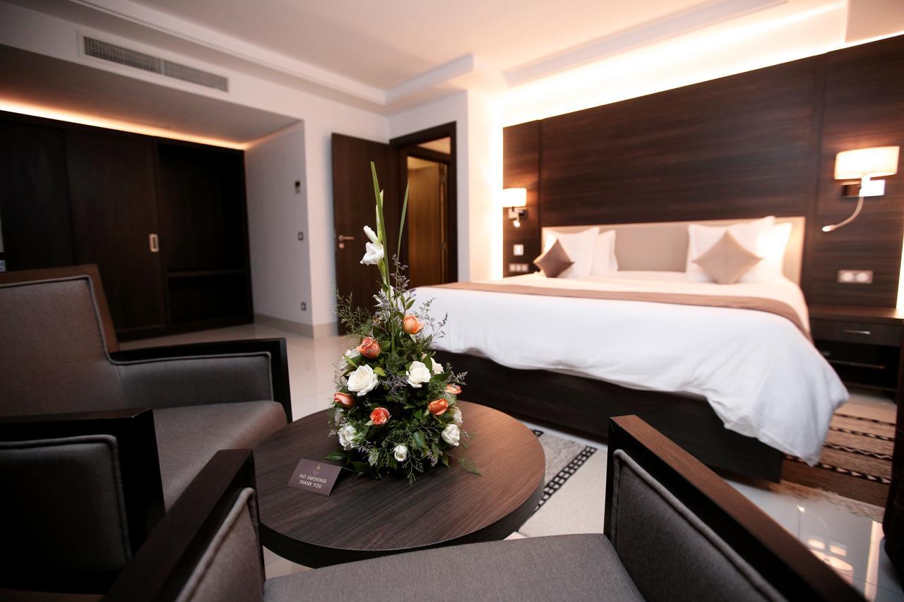 Radisson Hotel Szfaksz Kültér fotó A room at the hotel