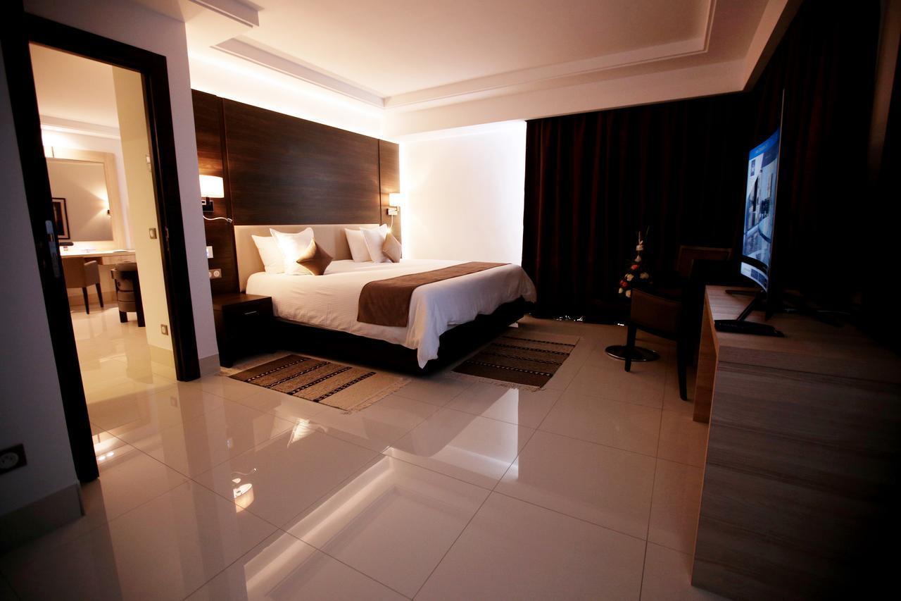 Radisson Hotel Szfaksz Kültér fotó A bedroom at the hotel