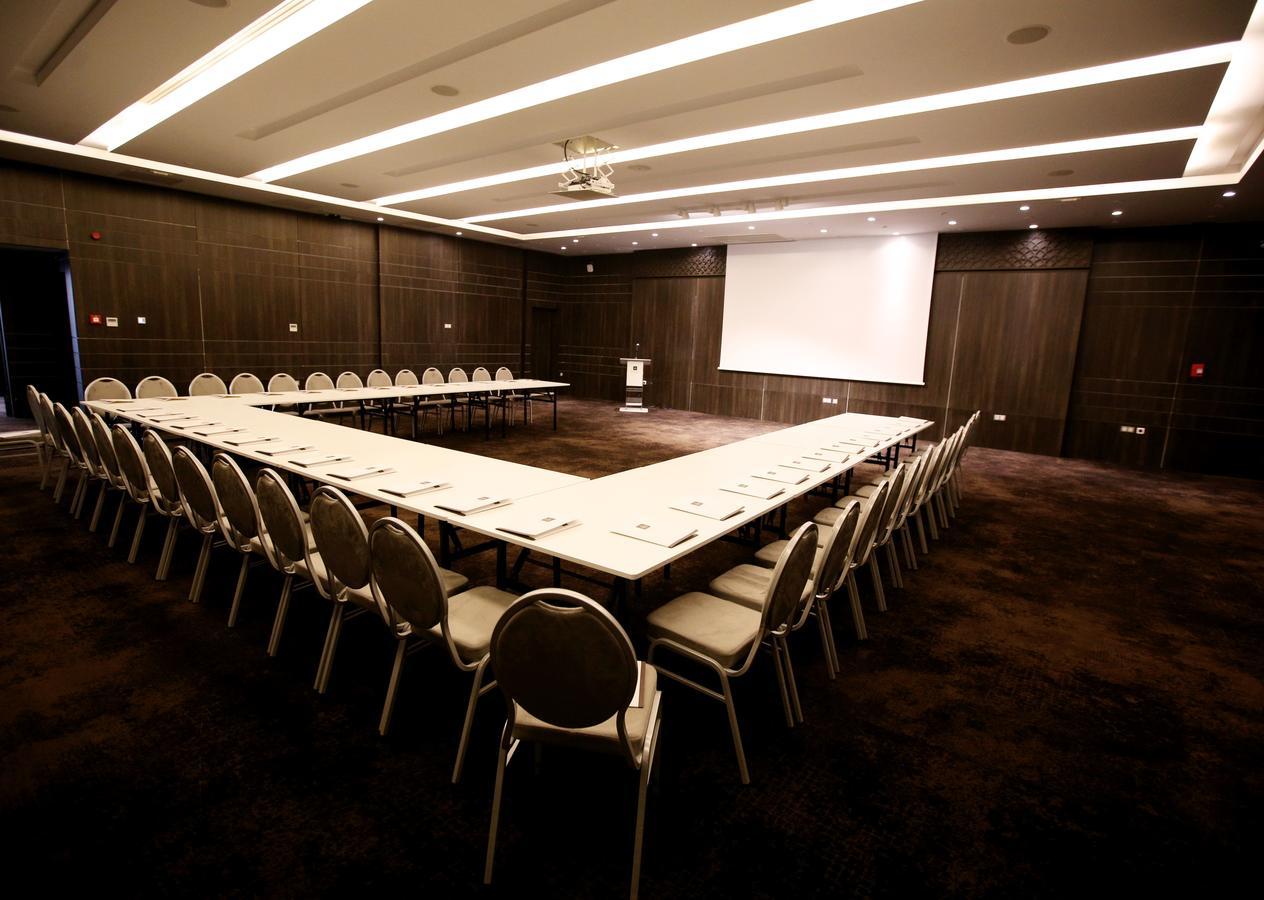 Radisson Hotel Szfaksz Kültér fotó A meeting room