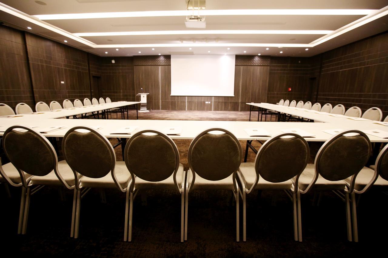 Radisson Hotel Szfaksz Kültér fotó A meeting room