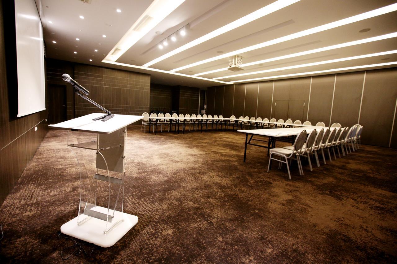 Radisson Hotel Szfaksz Kültér fotó A meeting room