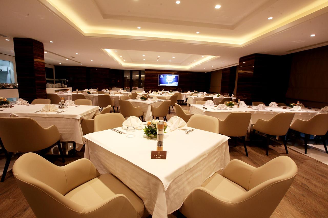 Radisson Hotel Szfaksz Kültér fotó The Royal Lounge at Tan Son Nhat International Airport