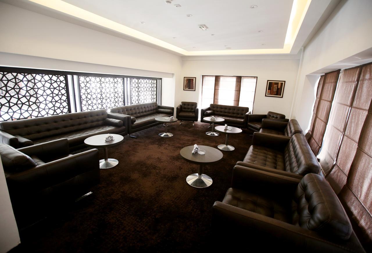 Radisson Hotel Szfaksz Kültér fotó The lounge at the airport