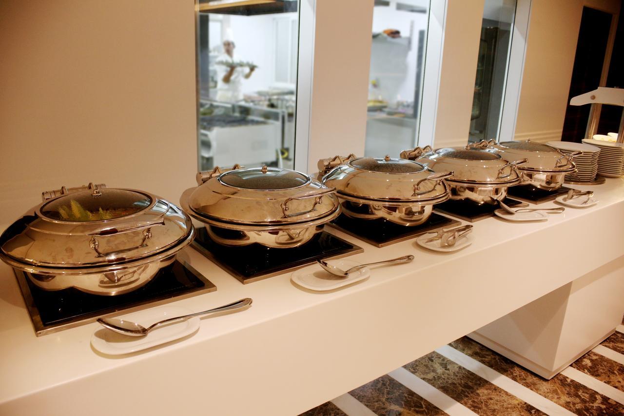 Radisson Hotel Szfaksz Kültér fotó A row of chafing dishes
