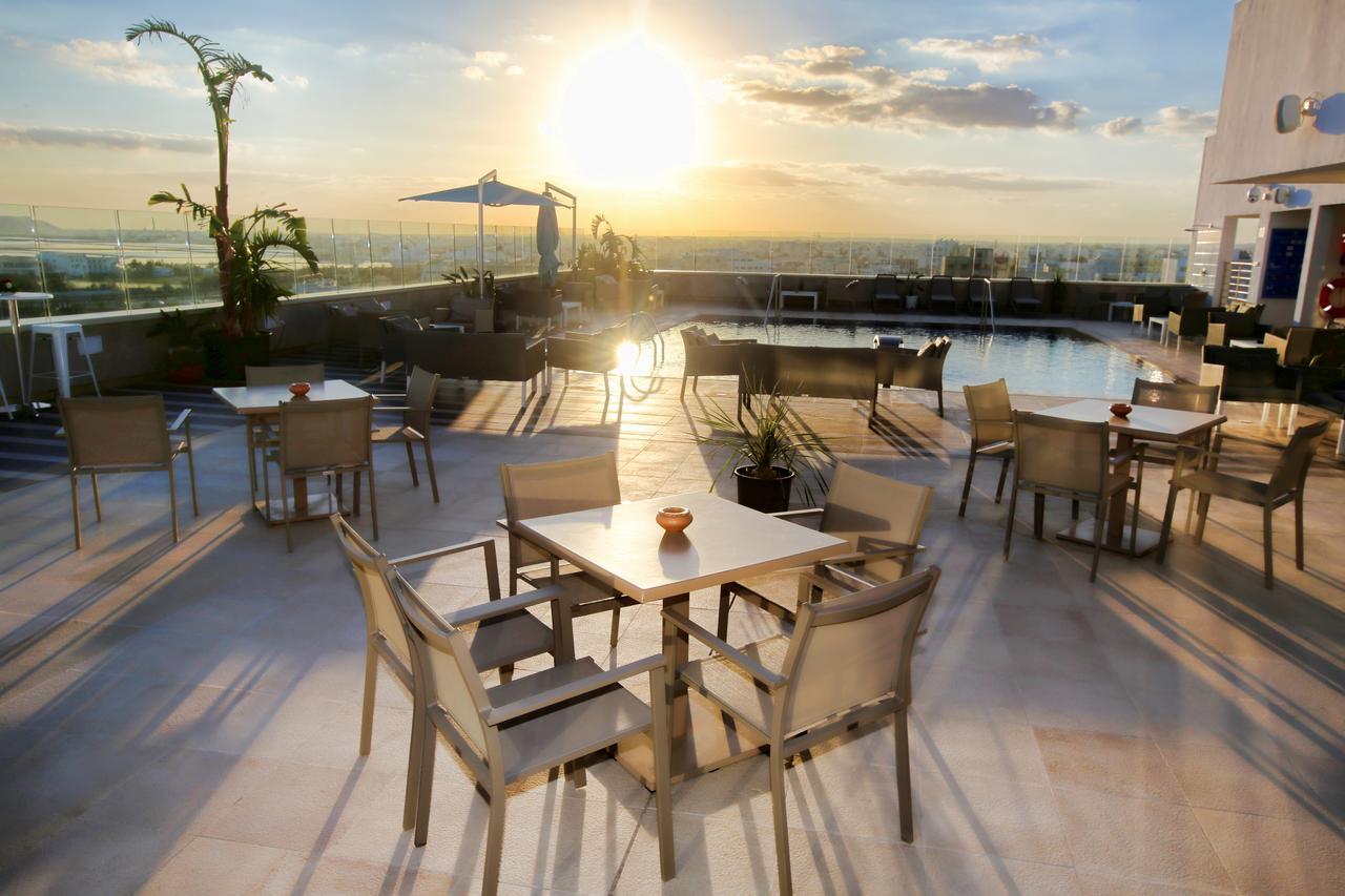 Radisson Hotel Szfaksz Kültér fotó Rooftop pool at the hotel