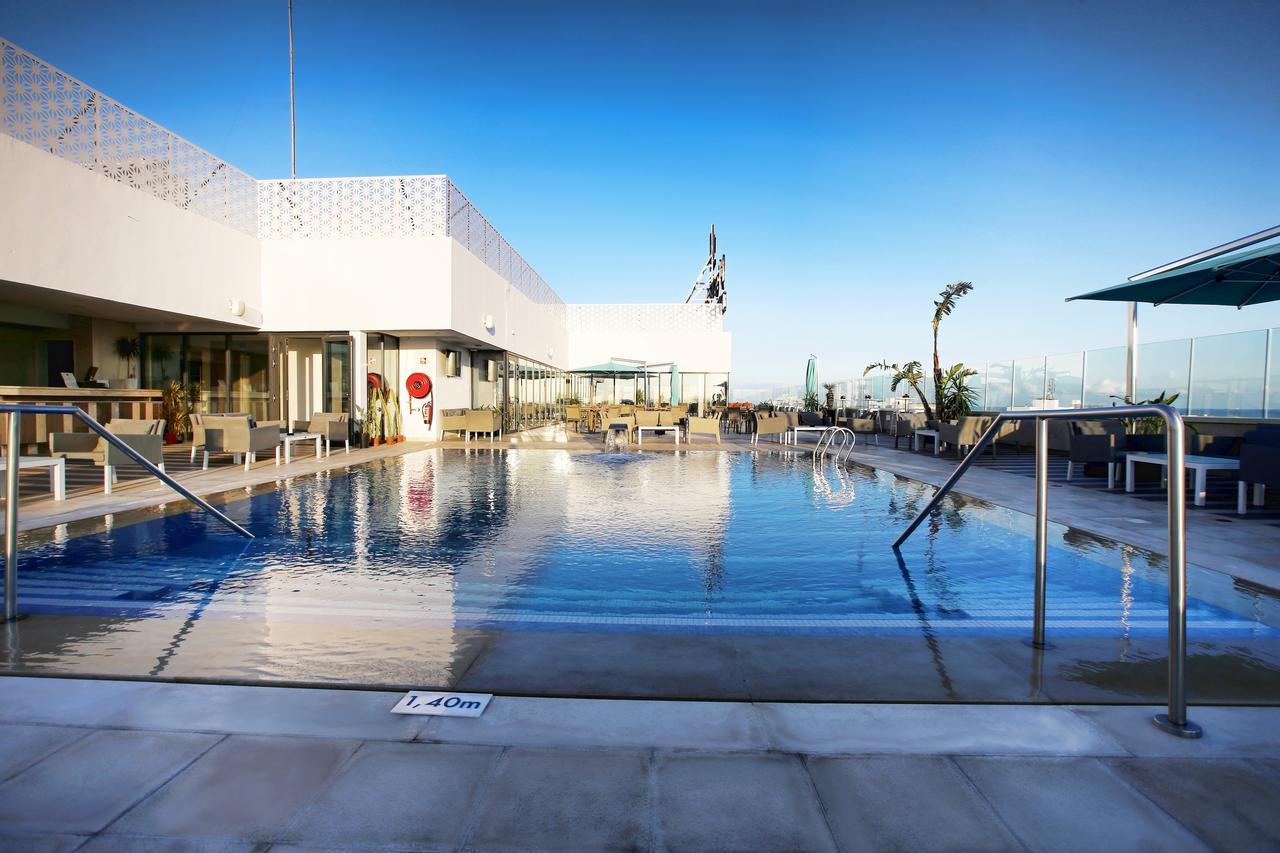 Radisson Hotel Szfaksz Kültér fotó The rooftop pool at the hotel