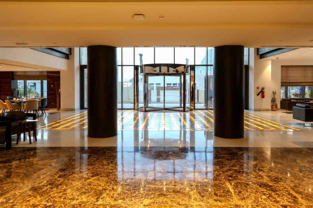 Radisson Hotel Szfaksz Kültér fotó Lobby