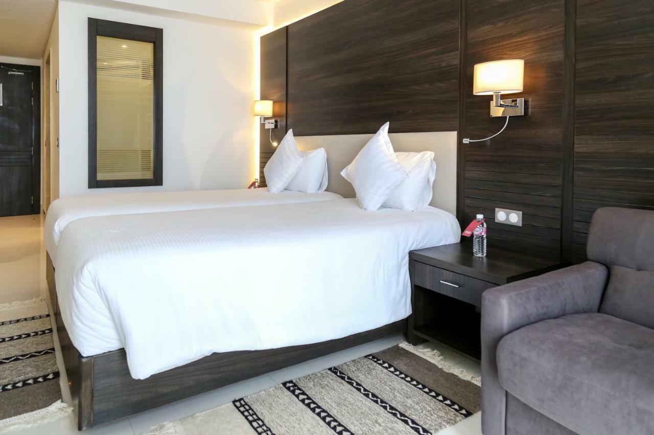 Radisson Hotel Szfaksz Kültér fotó A room at the hotel