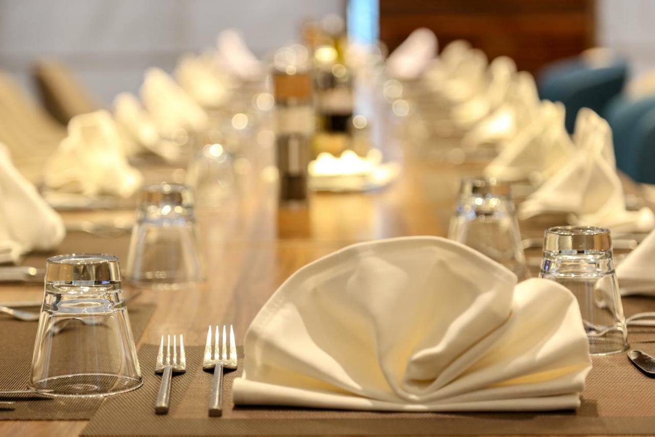 Radisson Hotel Szfaksz Kültér fotó A table set for fine dining