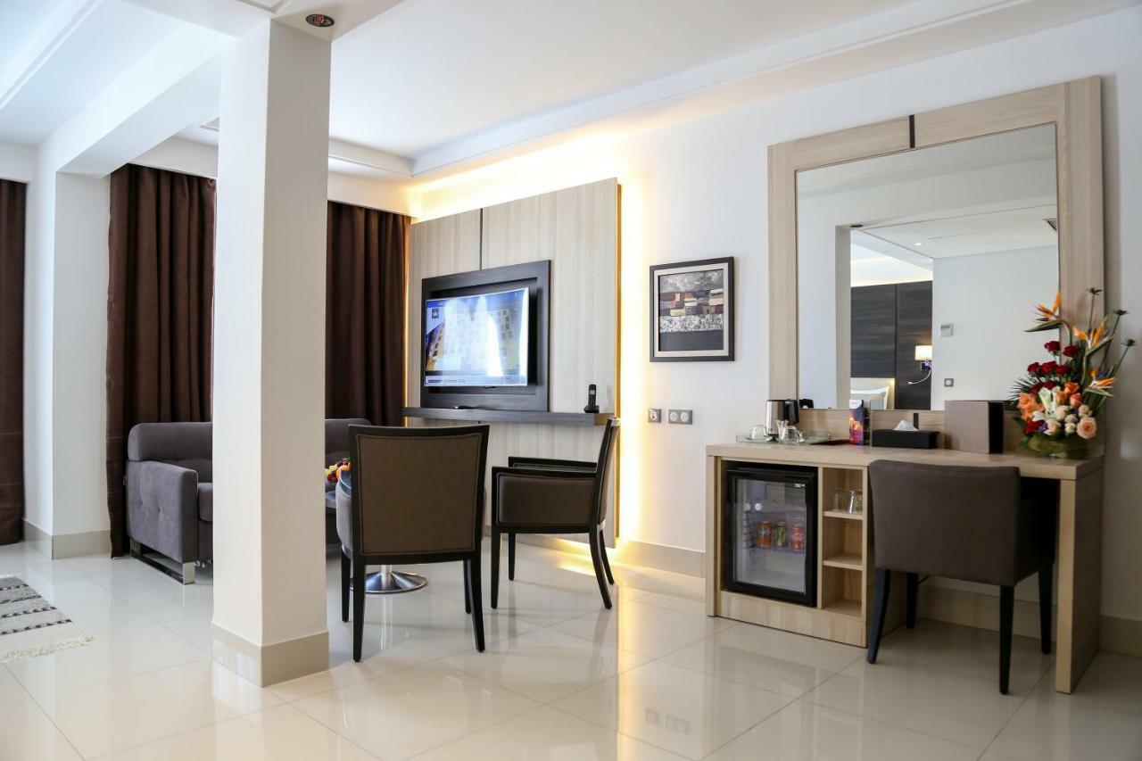 Radisson Hotel Szfaksz Kültér fotó Suite room