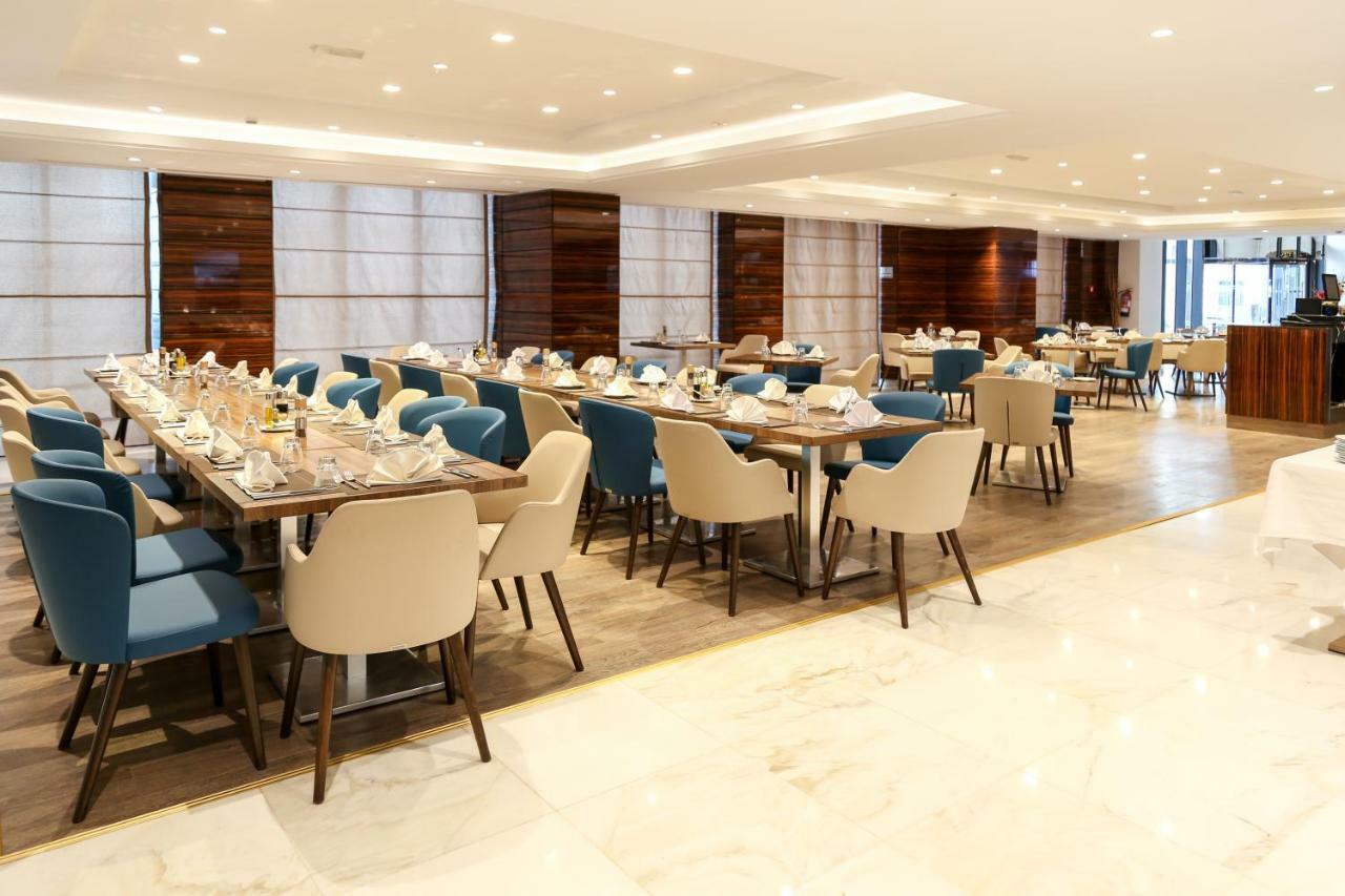 Radisson Hotel Szfaksz Kültér fotó The restaurant
