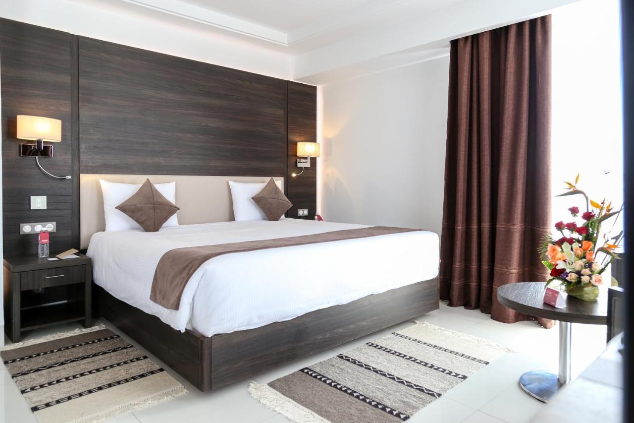 Radisson Hotel Szfaksz Kültér fotó A bedroom at the hotel